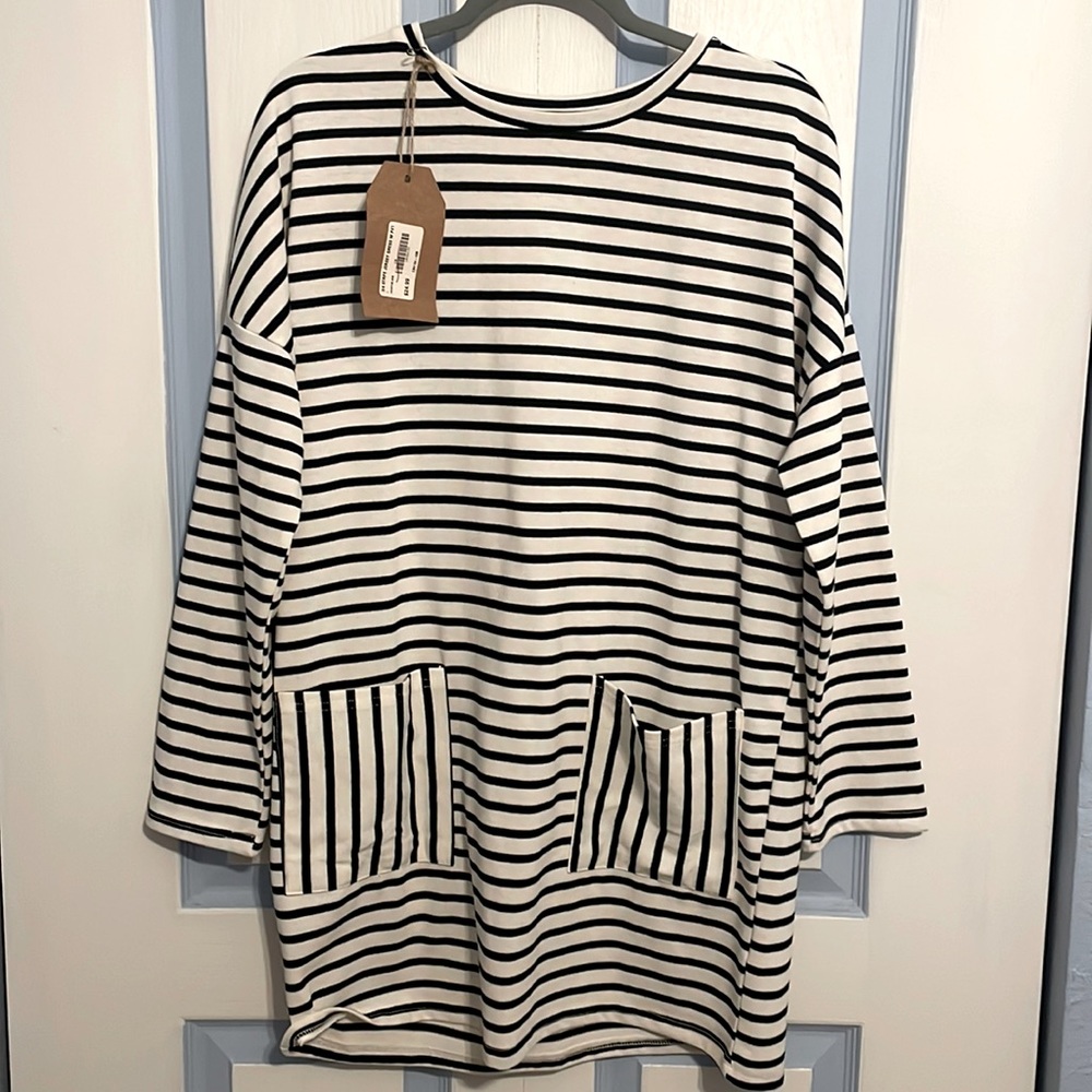 Women’s Listicle size L white striped dress with pockets.